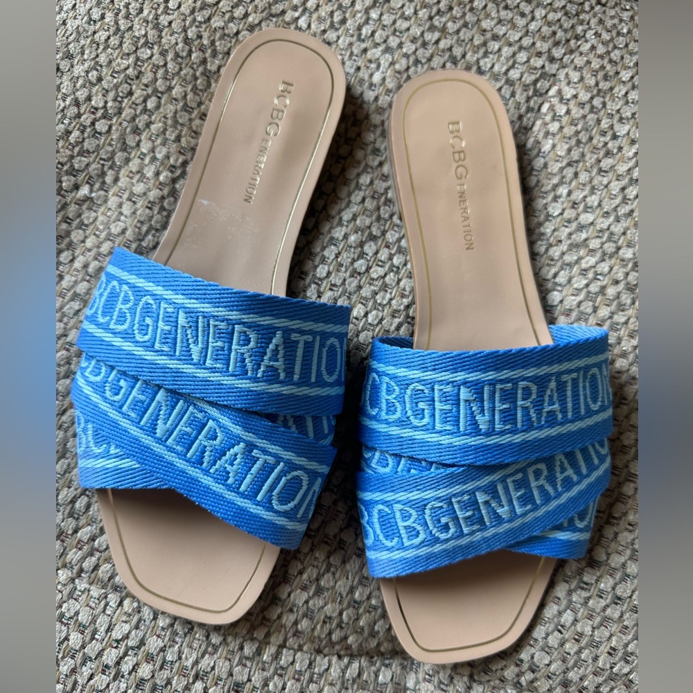 BCBG Generation size 7.5 Kala slides in Sky Blue/White brand new retail $79